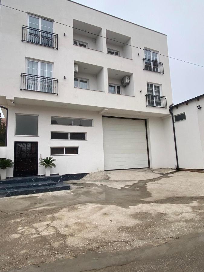 White Apartments Kosovo Polje エクステリア 写真