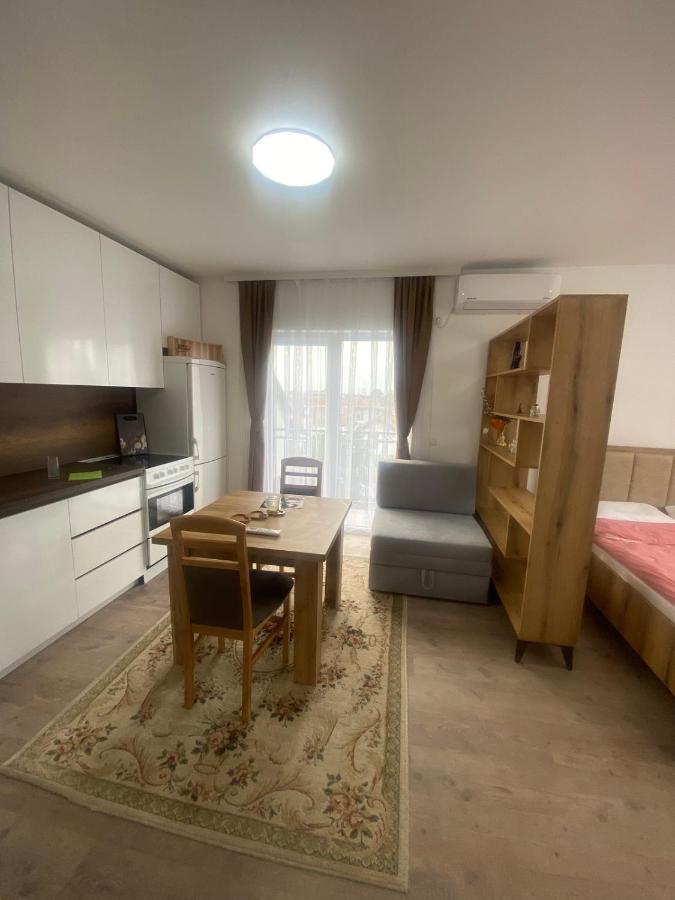 White Apartments Kosovo Polje エクステリア 写真